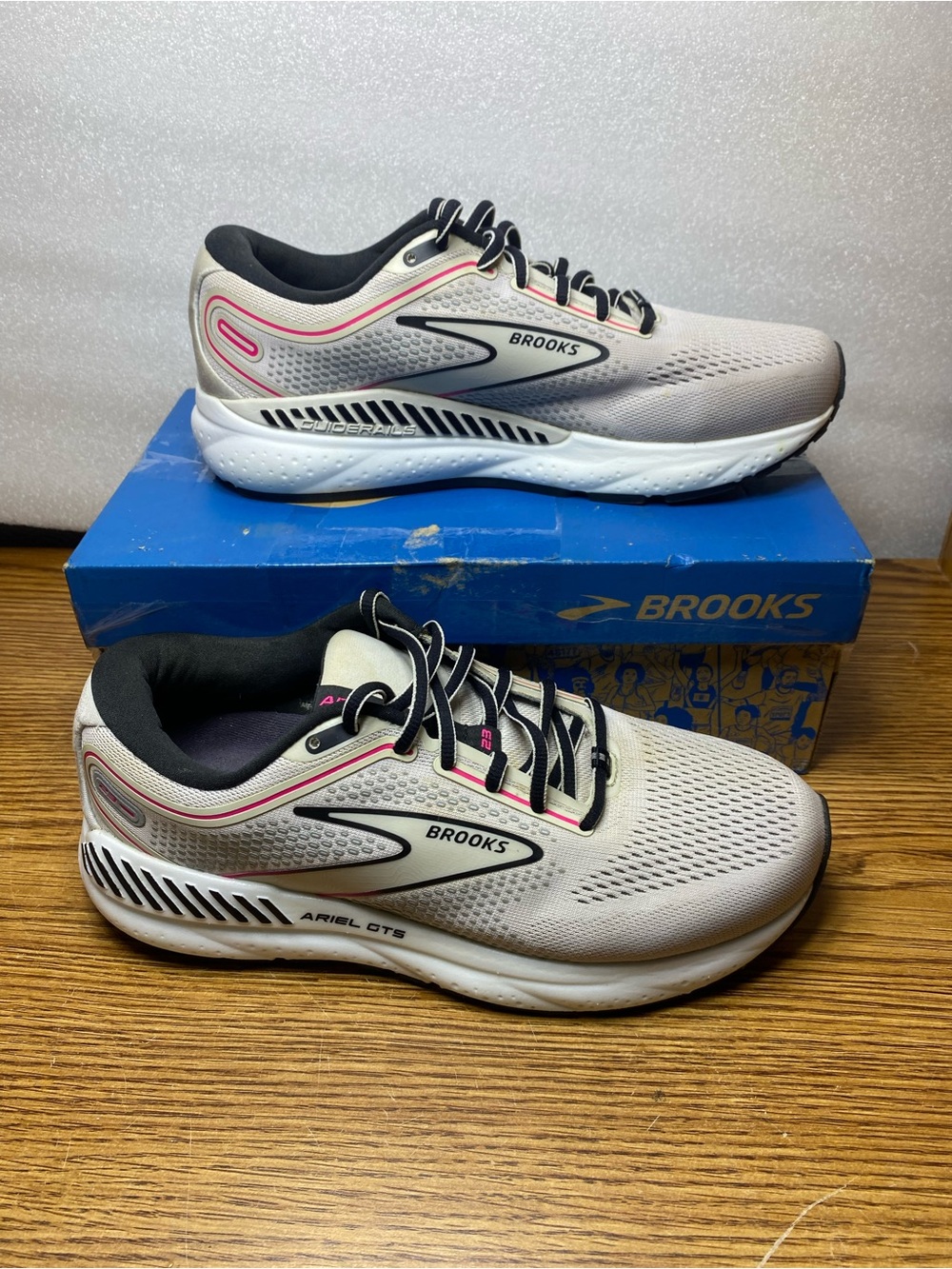 Brooks Ariel GTS 23 Women's Size 9.5 D Wide Running Shoes Gray Pink 1203901D078